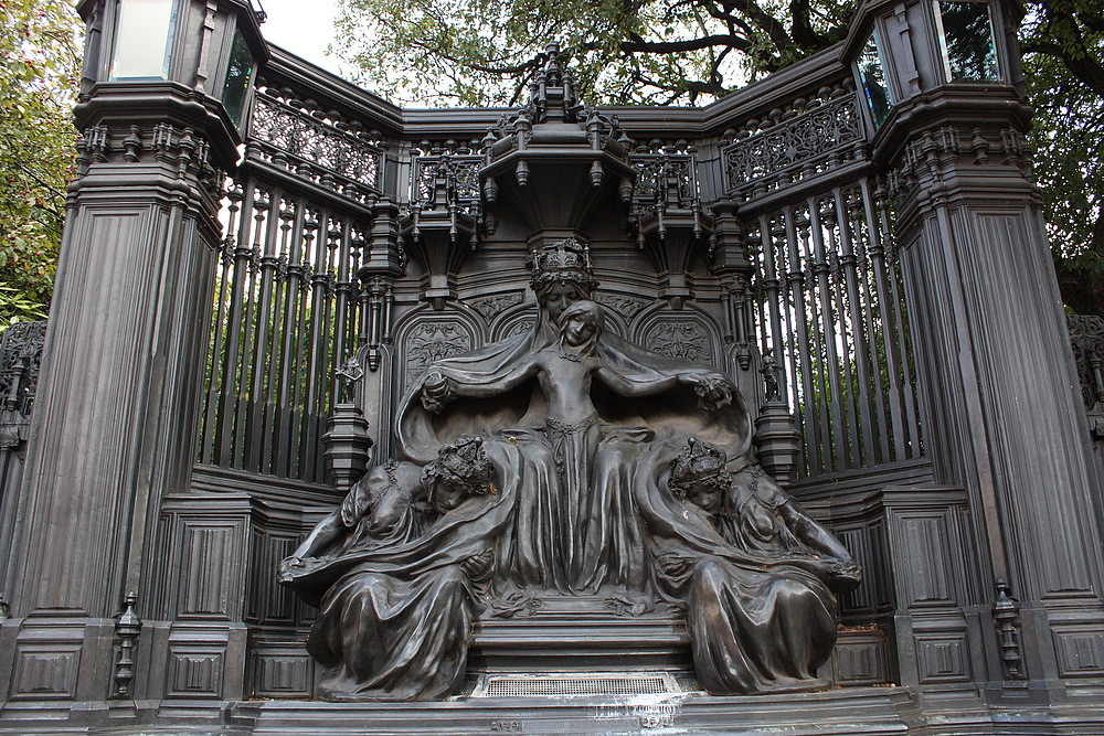 Statue neben der Queen´s Chapel