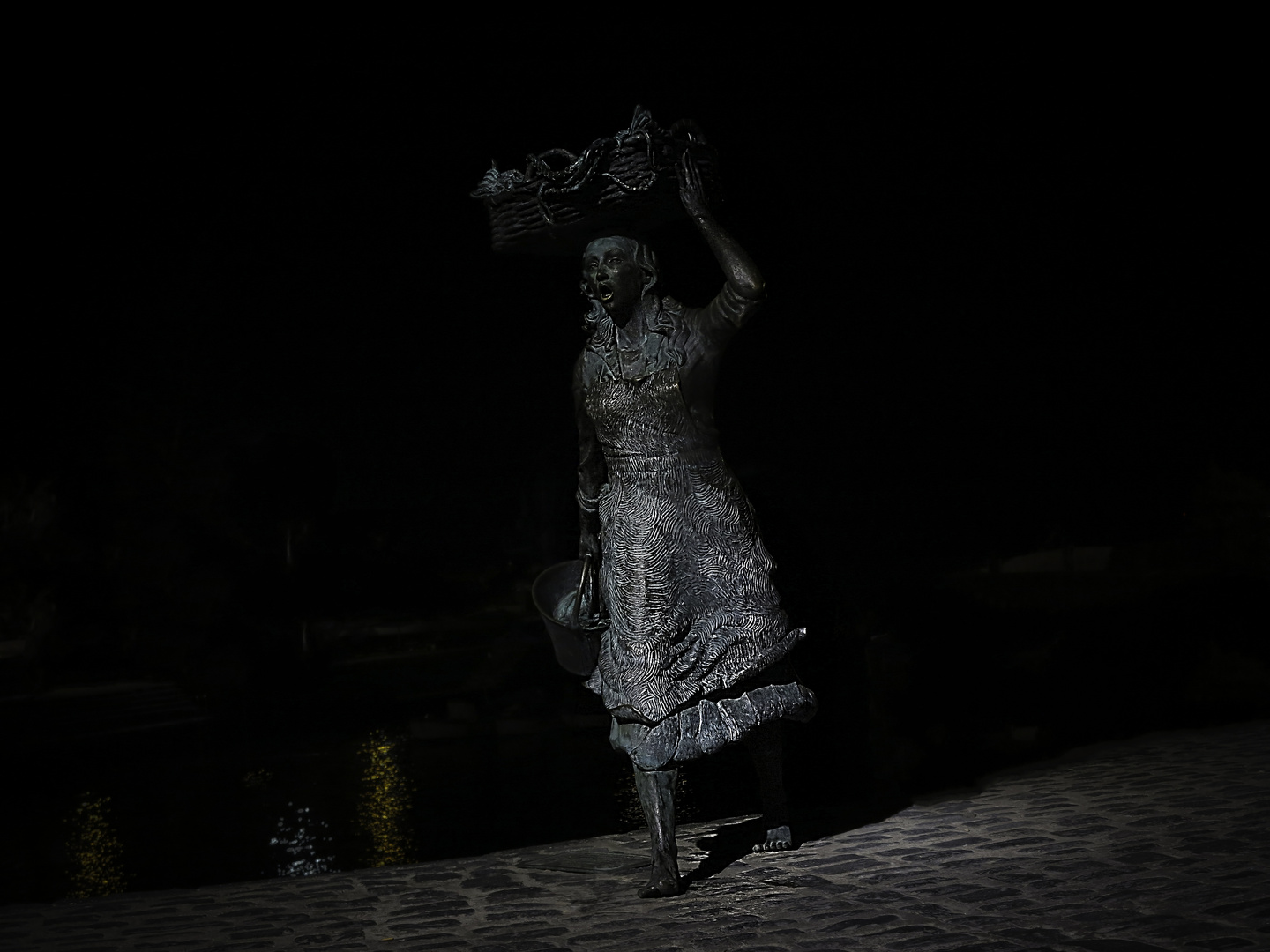 Statue of fish selling woman