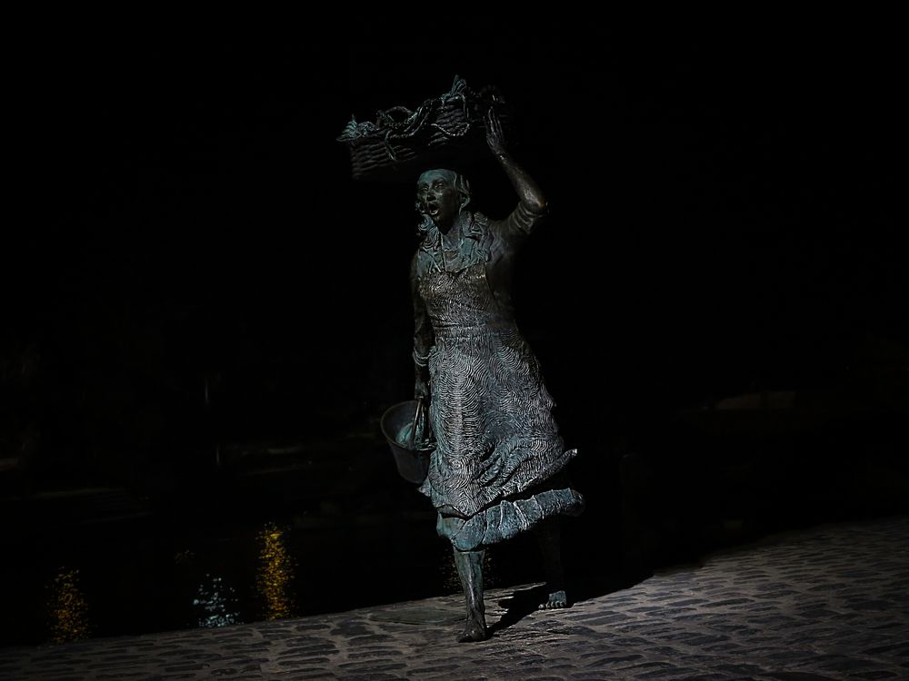Statue of fish selling woman