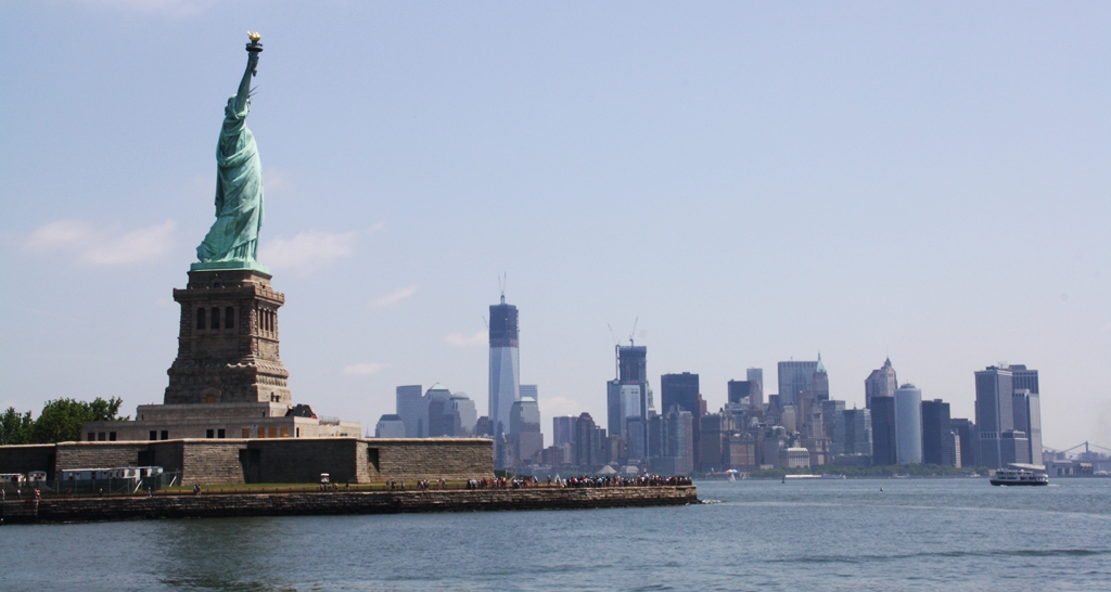 Statue of Liberty mit Skyline Manhattan