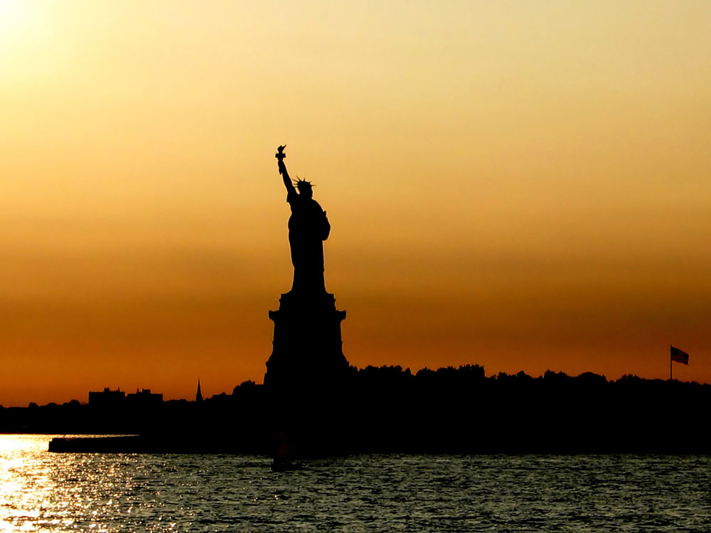 Statue of Liberty says goodby to the Bush-Government - a new aera will begin soon