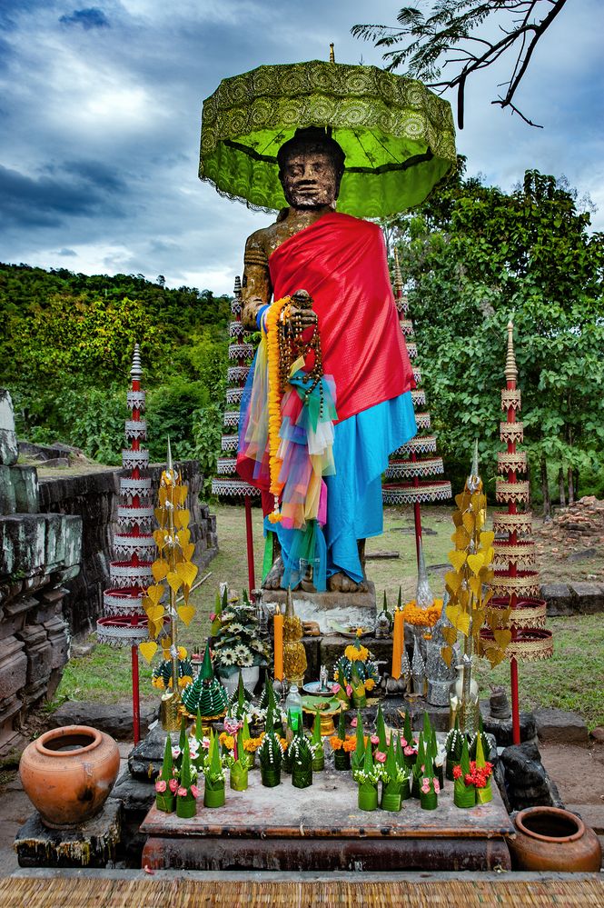 Statue on the stairway to Wat Phou