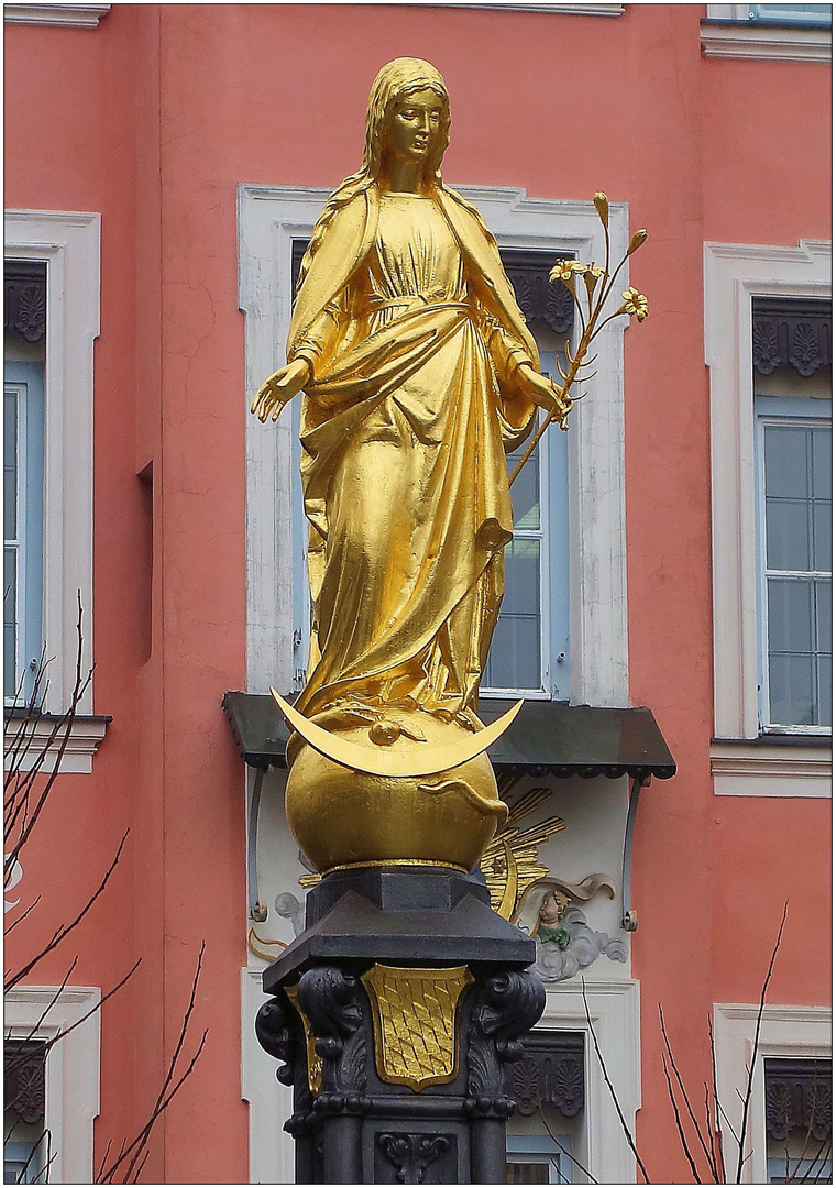 Statue über dem abgedeckten Brunnen