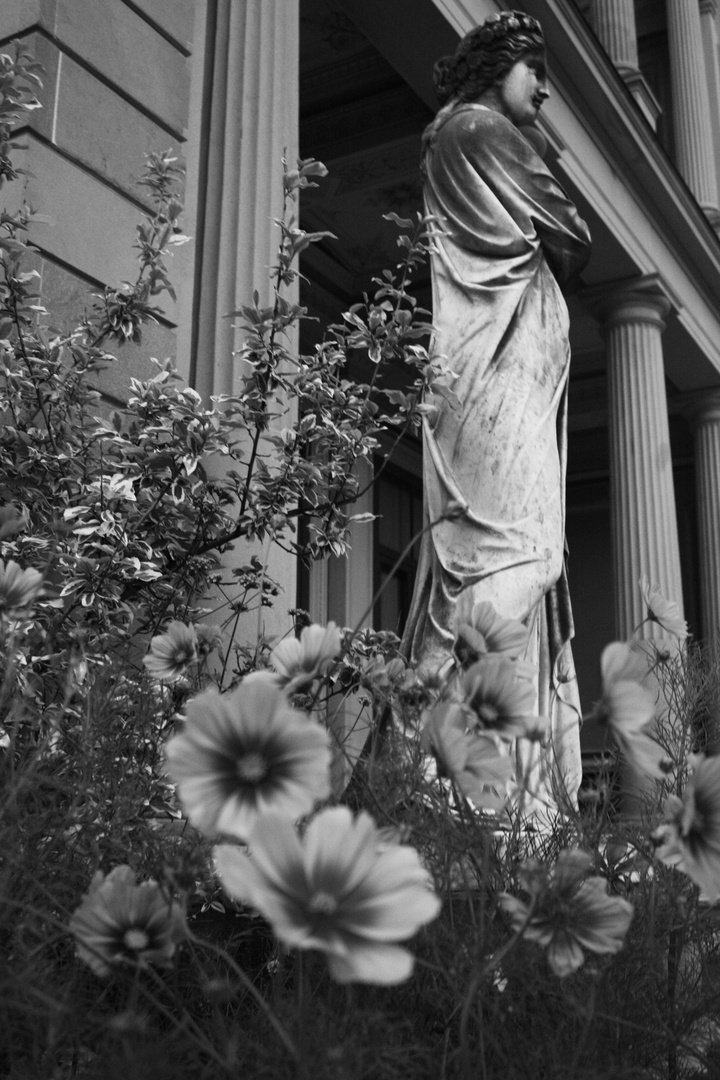 Statue und Blumen