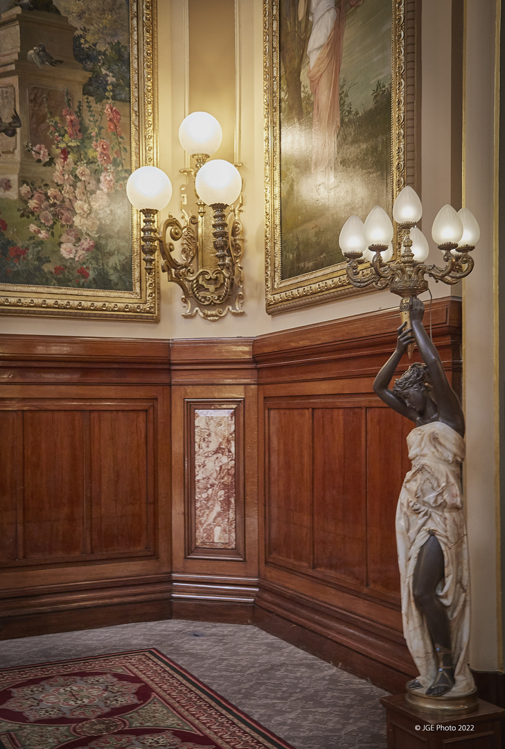 Statue und Leuchter im Casino Monte Carlo