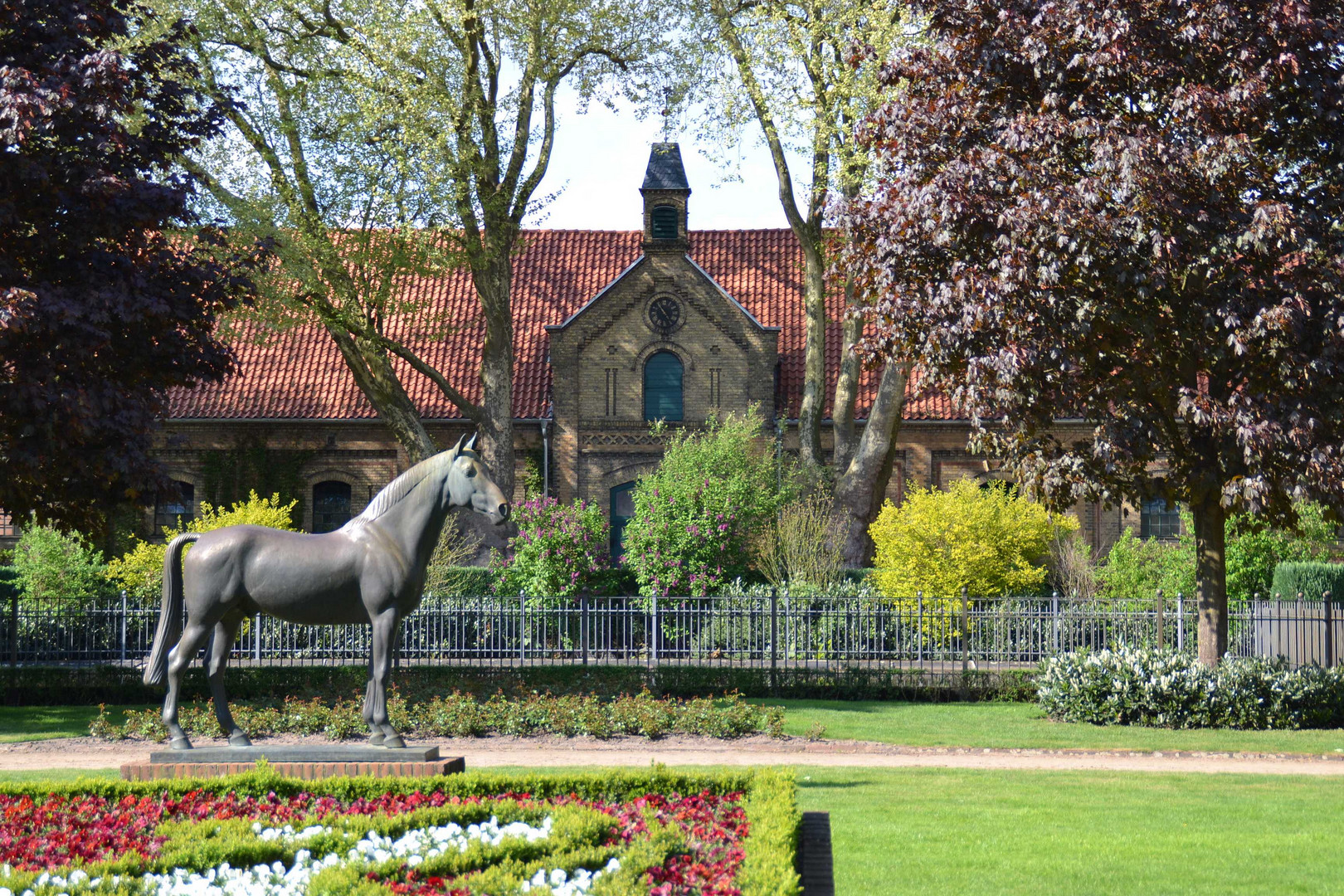 Statue vom Landbeschäler Paradox I