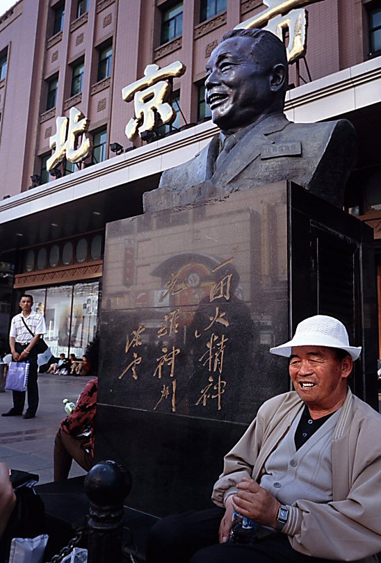 Statue von einem Kaufhaus in Peking