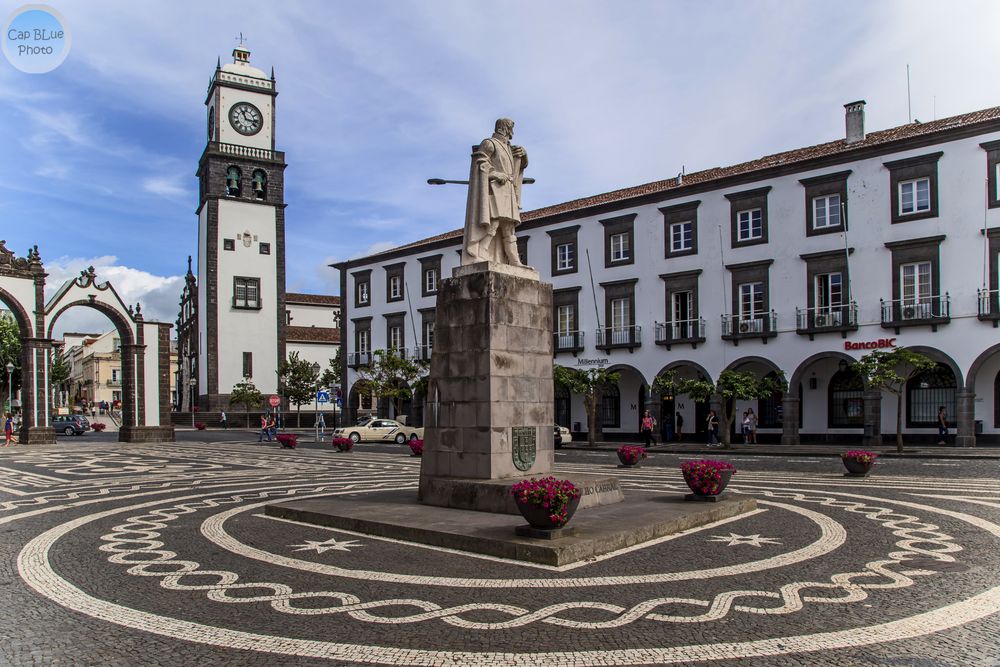 Statue von Goncalo Velho Cabral und die Igreja Matriz