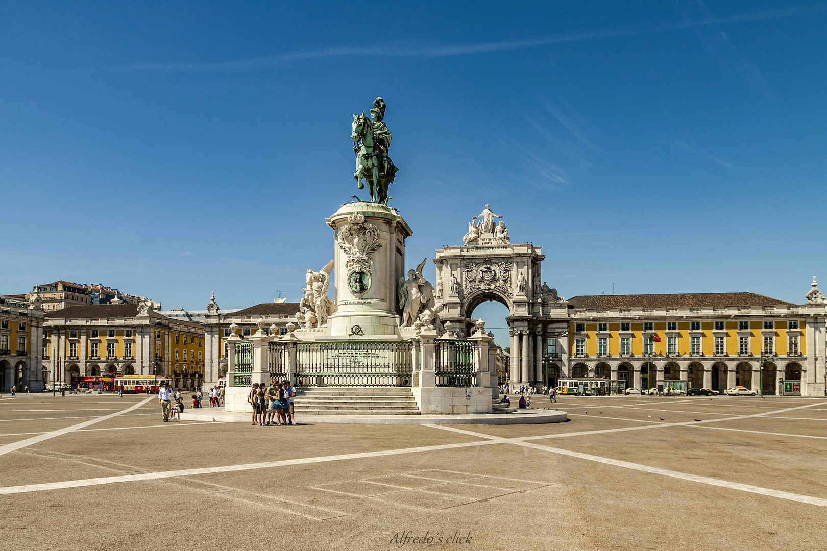 Statue von König Johann I. mitten auf der Praça do Comércio