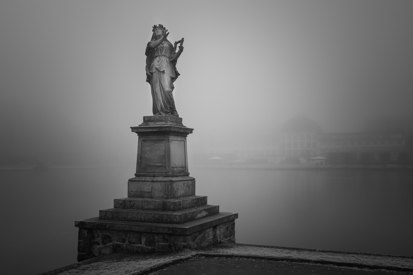 Statue vor Park Hotel