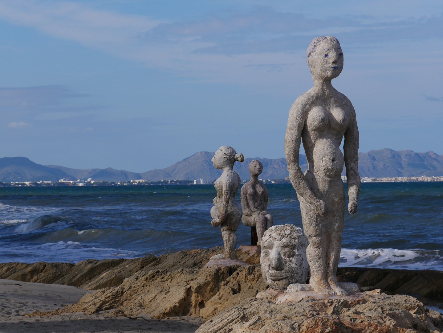 Statuen an der Platja Son Bauló