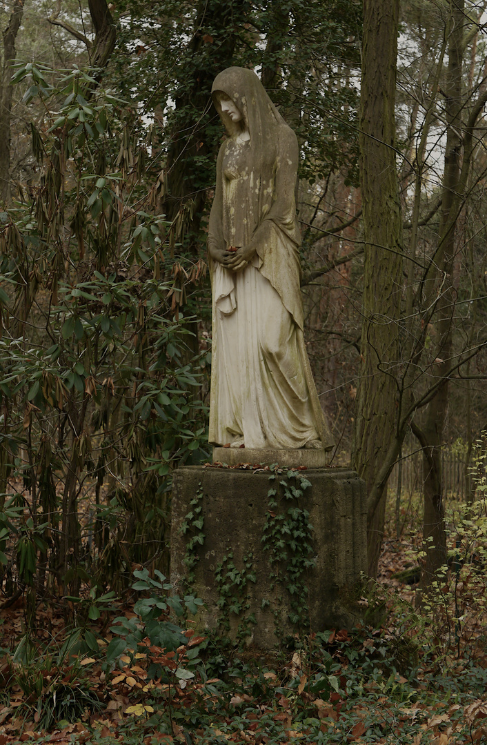 Statuen auf dem Friedhof Stahnsdorf