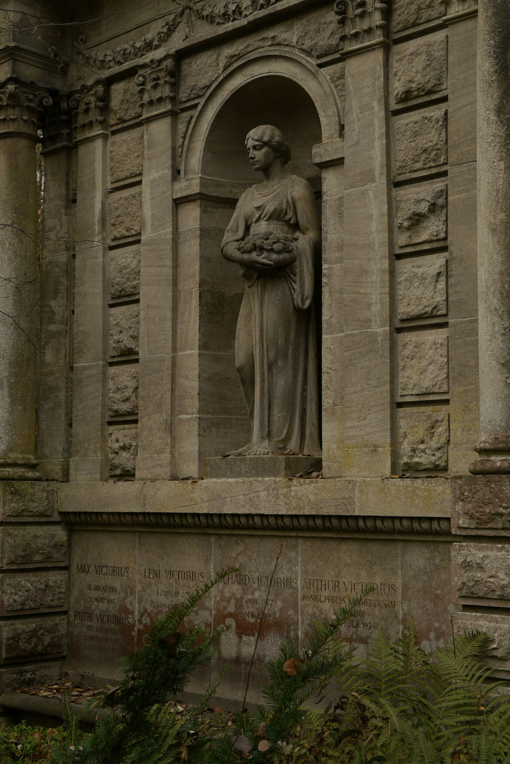 Statuen auf dem Friedhof Stahnsdorf