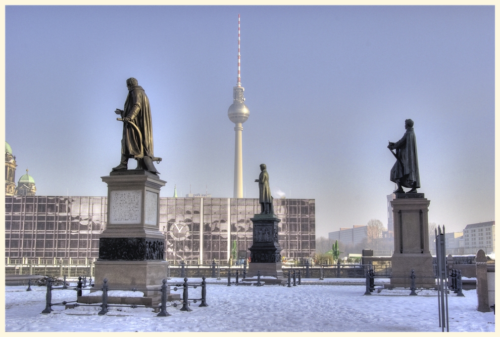 statuen auf dem schinkelplatz