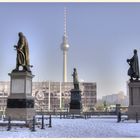 statuen auf dem schinkelplatz