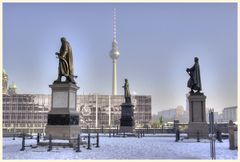 statuen auf dem schinkelplatz