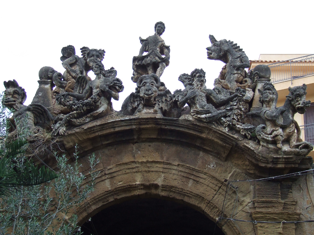 Statuen auf der Mauer der Villa Palagonia in Bagheria bei Palermo