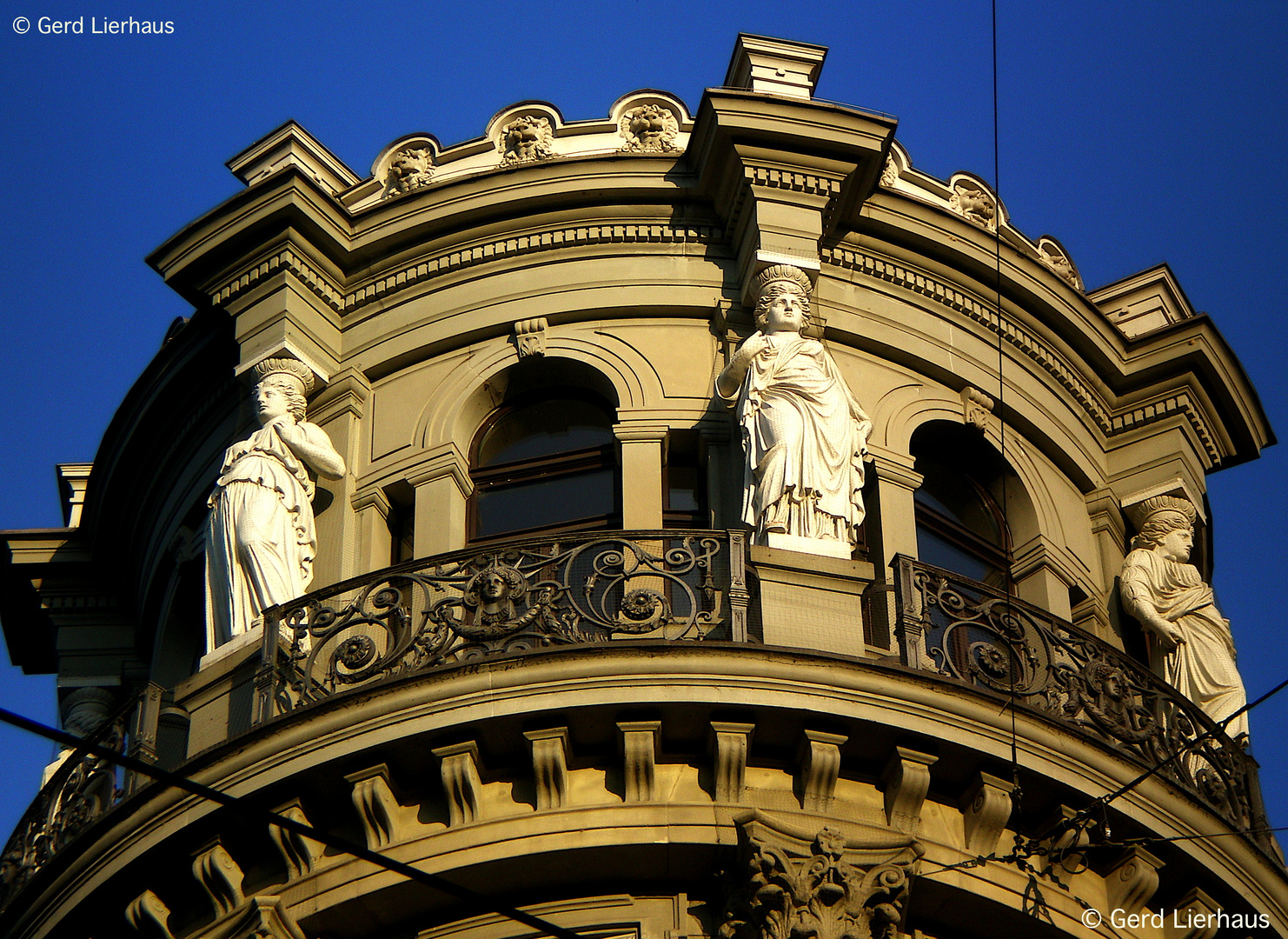 Statuen im Lichtspiel