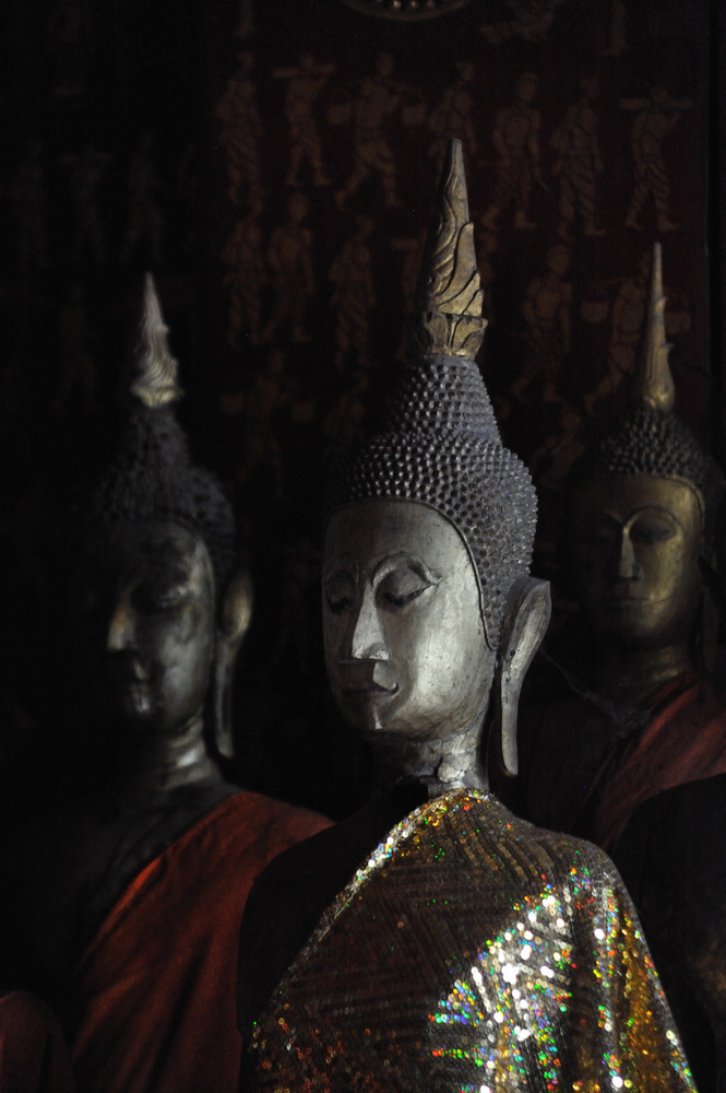 Statuen im Wat Xieng Thon