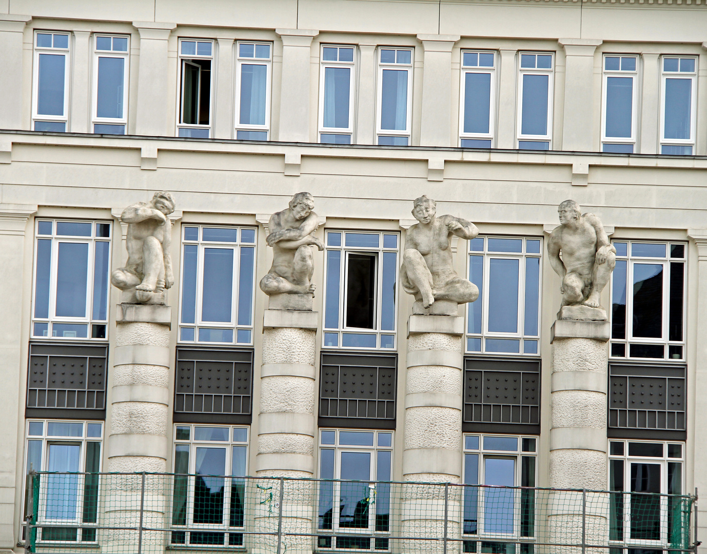 Statuen vor dem Palastgebäude in Luxemburg Stadt