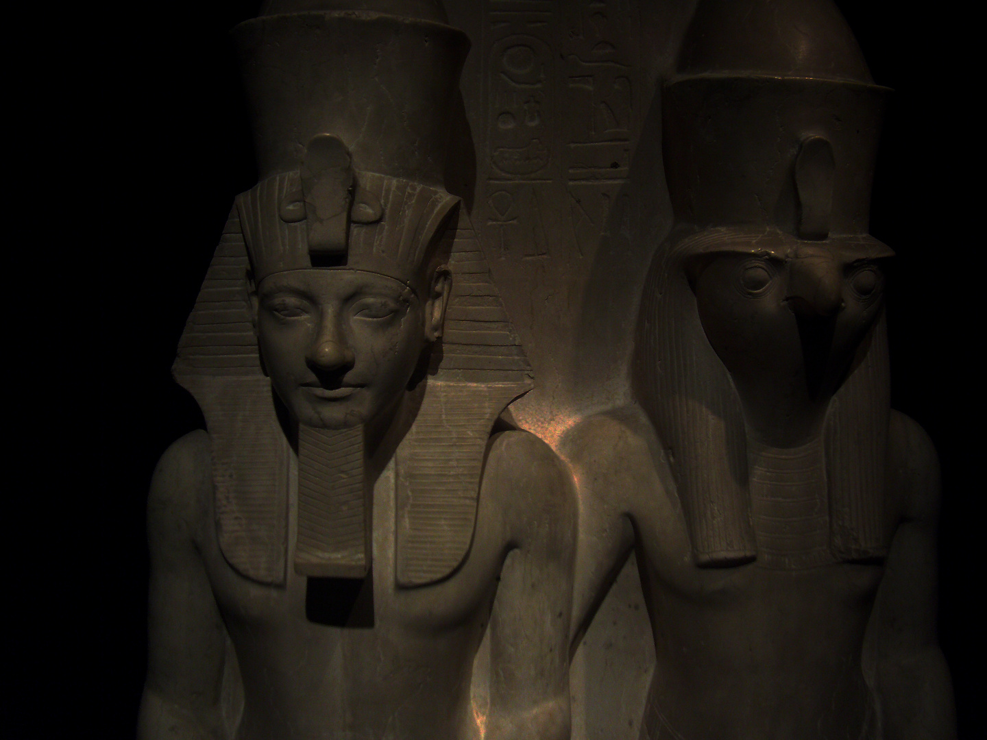 Statuengruppe des Gottes Horus und des Königs Haremhab