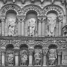 Statues des apôtres et d’un évêque