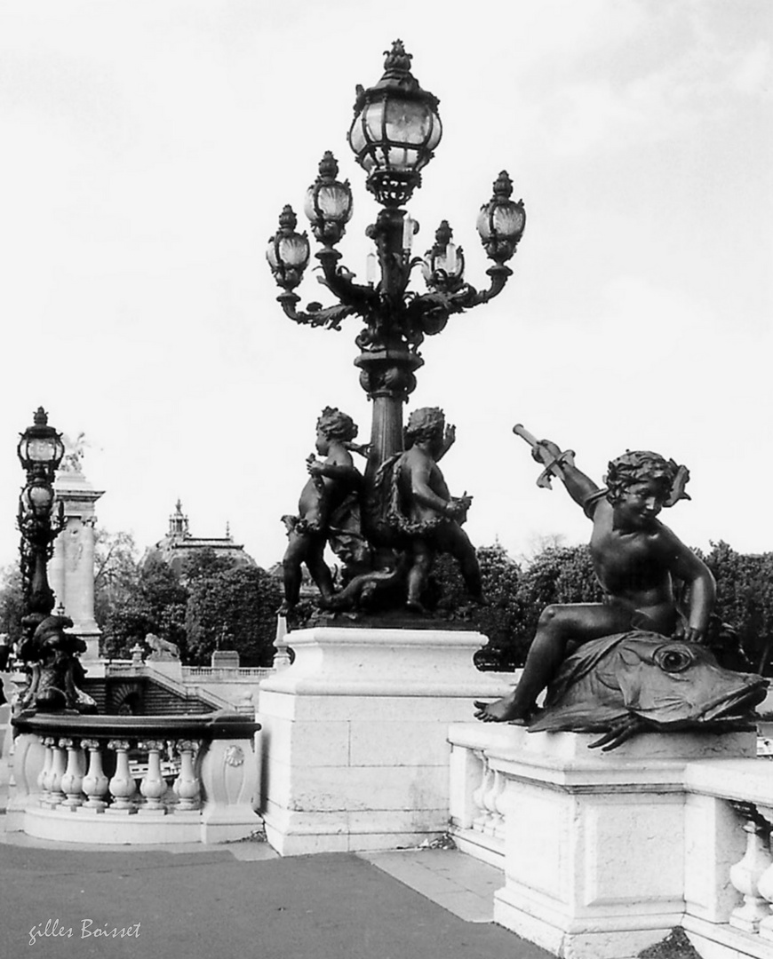 Statues et lampadaires du pont Alexandre III