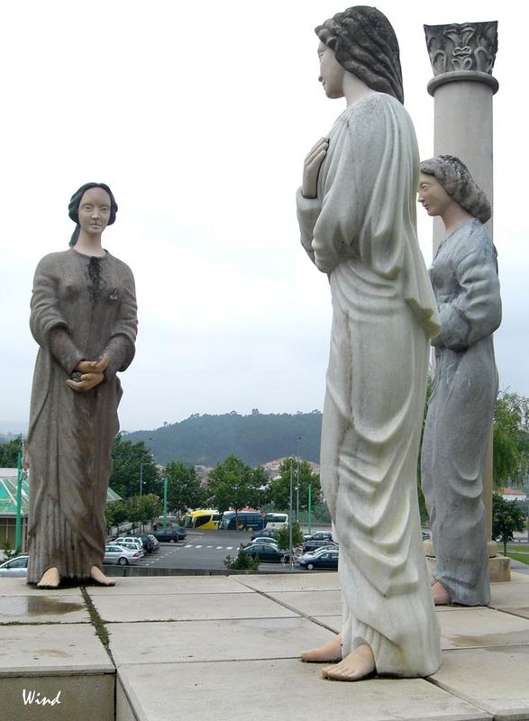 Statues of "Rainha Santa Isabel"