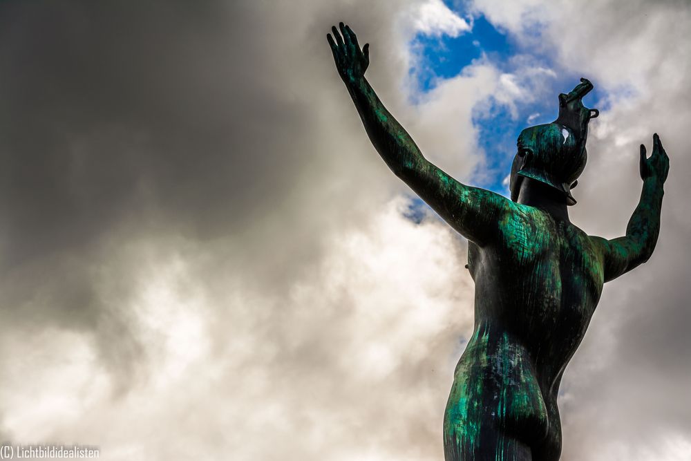 statue&sky