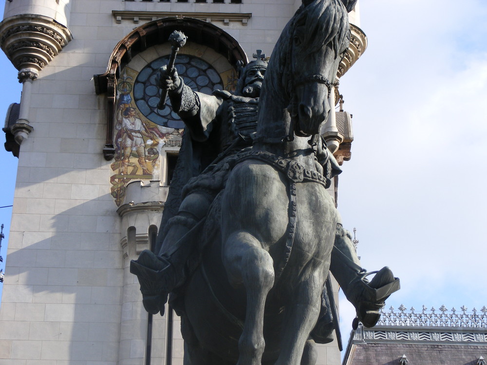 statuia lui stefan cel mare si sfant din iasi