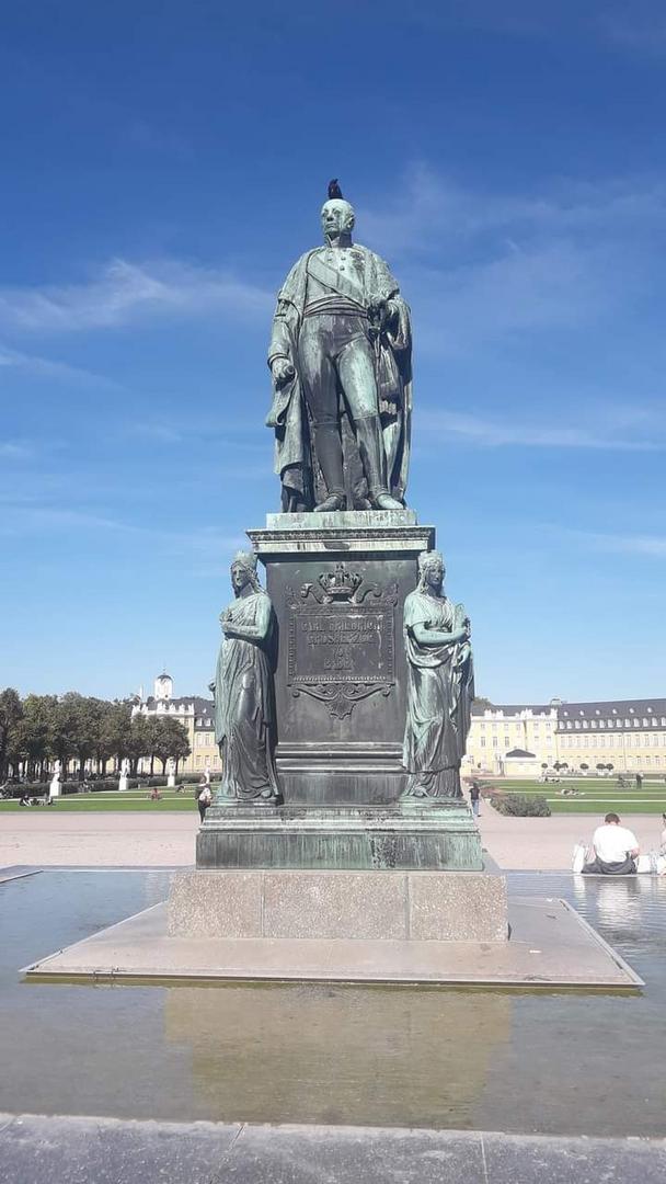 Statur vor dem Schloss in Karlsruhe