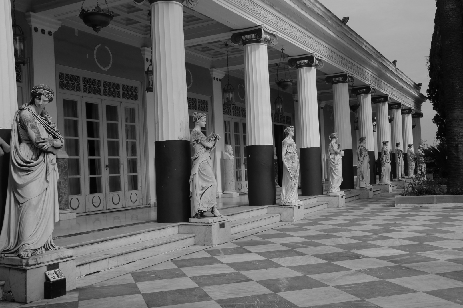 Staturen im Achilleion