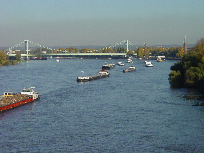 Stau auf dem Rhein