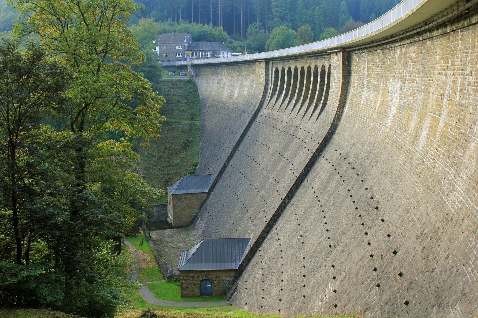 Staudamm der Aggertalsperre in NRW aus einer anderen Perspektive