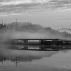 Staudamm im Morgennebel