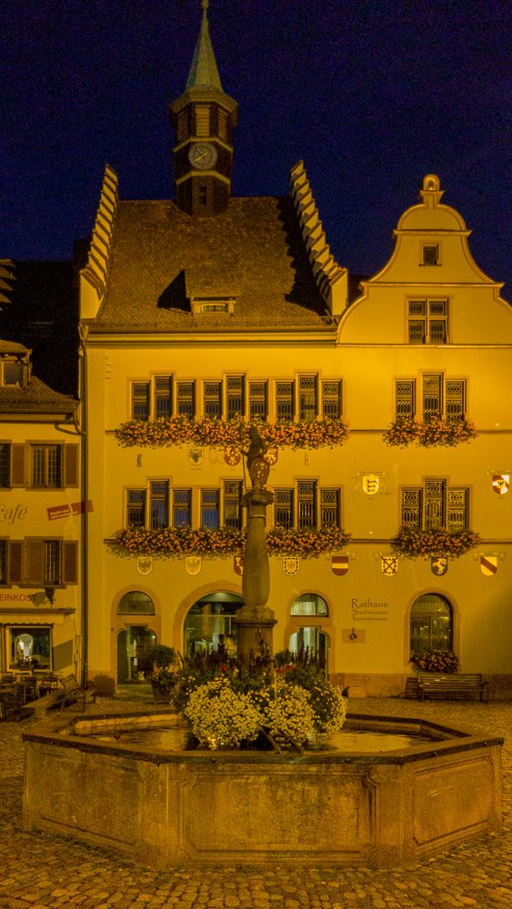 Staufen  Rathaus bei Nacht