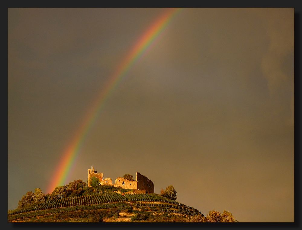 Staufener Burg mit Regenbogen, drittes Bild