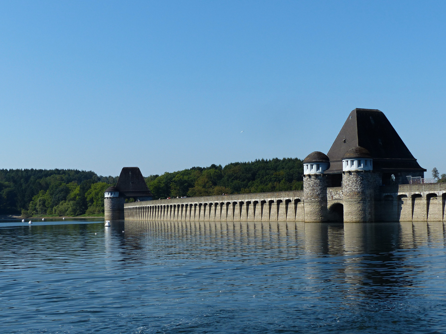 Staumauer am Möhnesee