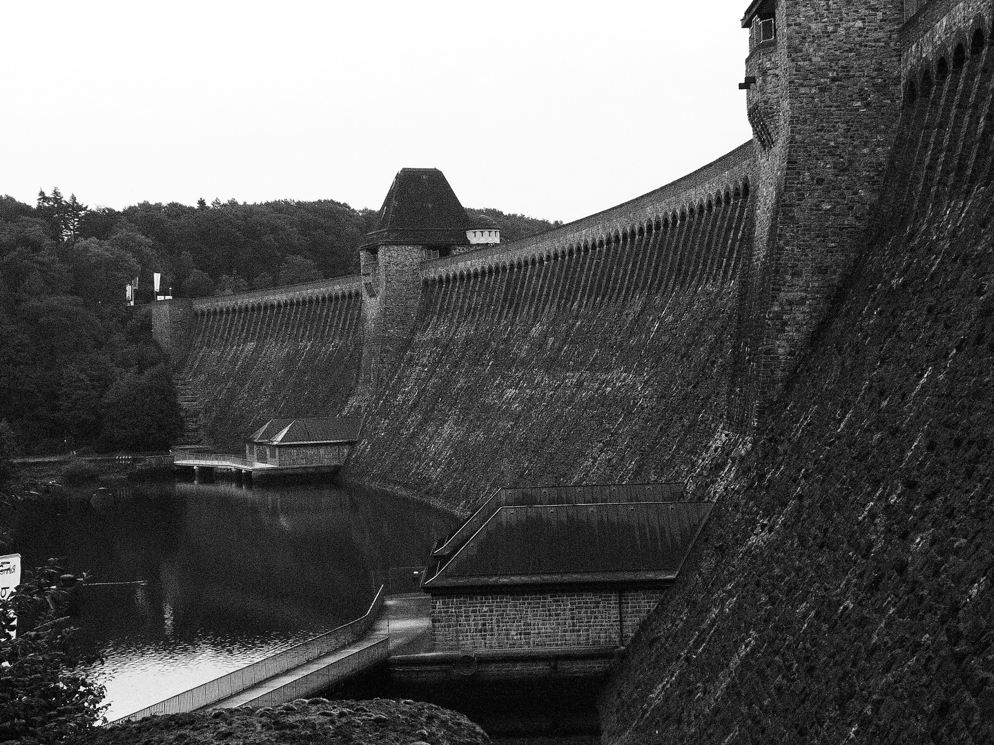 Staumauer am Möhnesee (Sauerland)