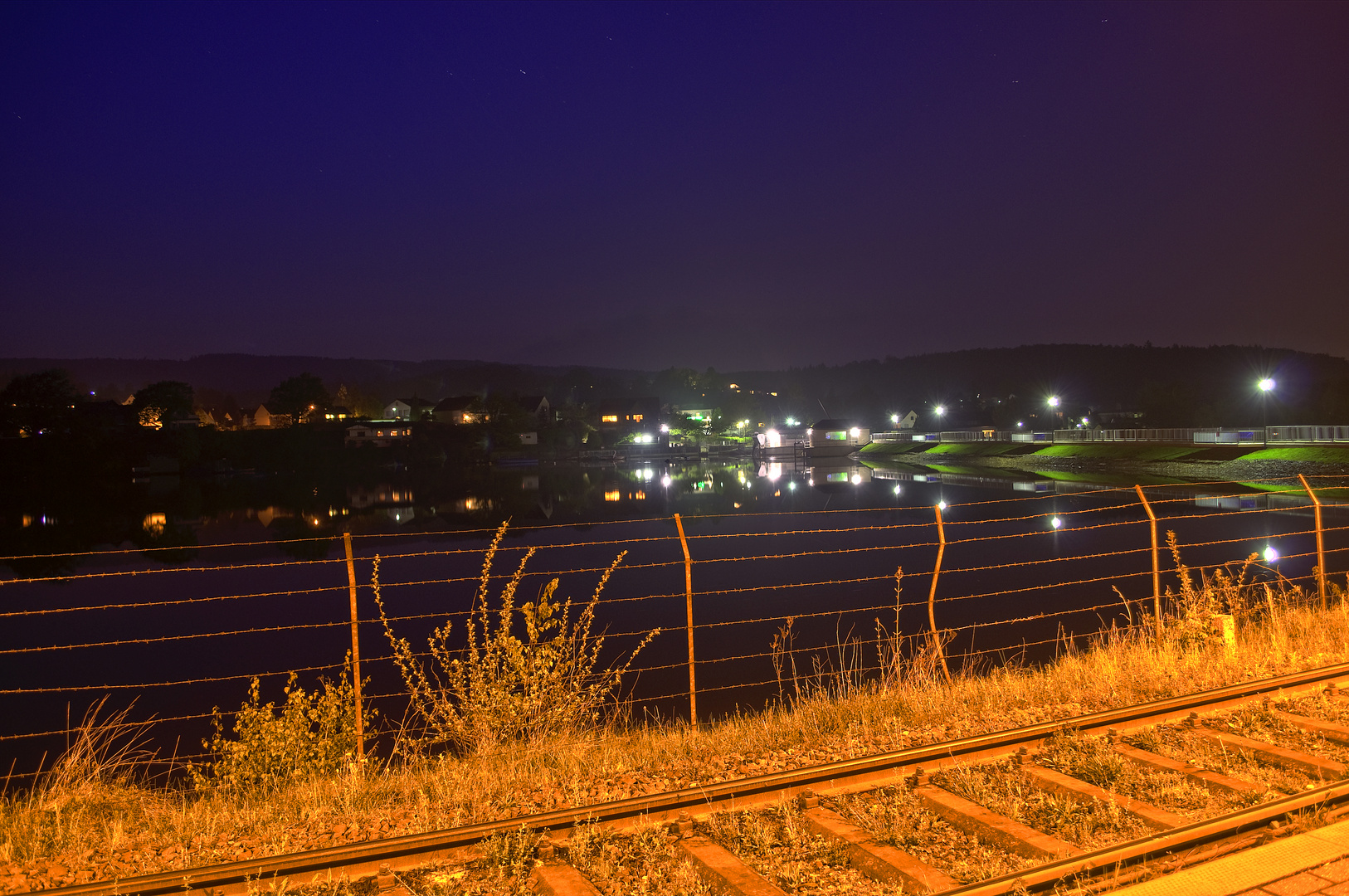 Staumauer bei Nacht