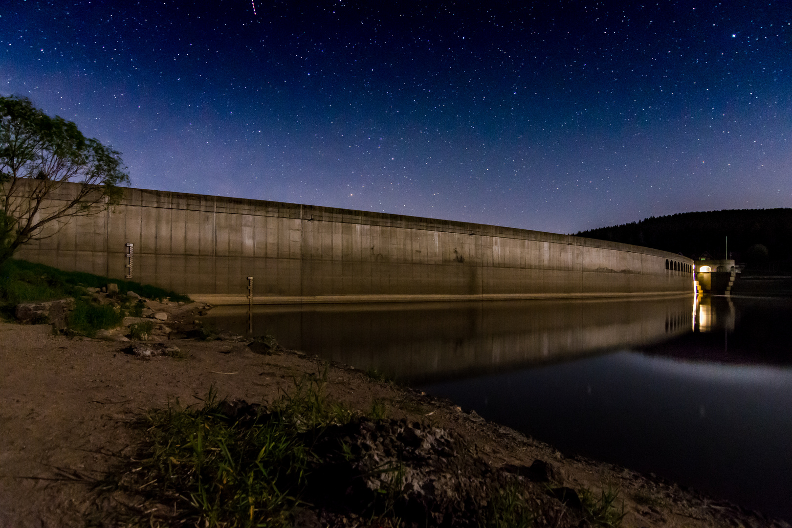 Staumauer bei Nacht 