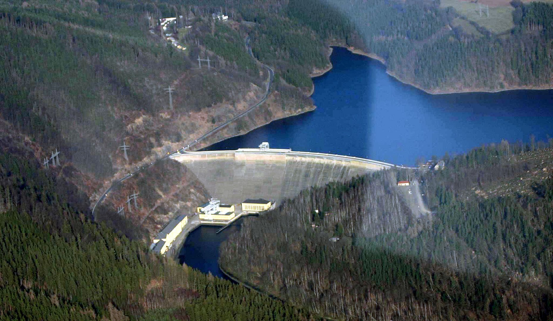 Staumauer der Hohenwarthe Talsperre aus der Luft betrachtet