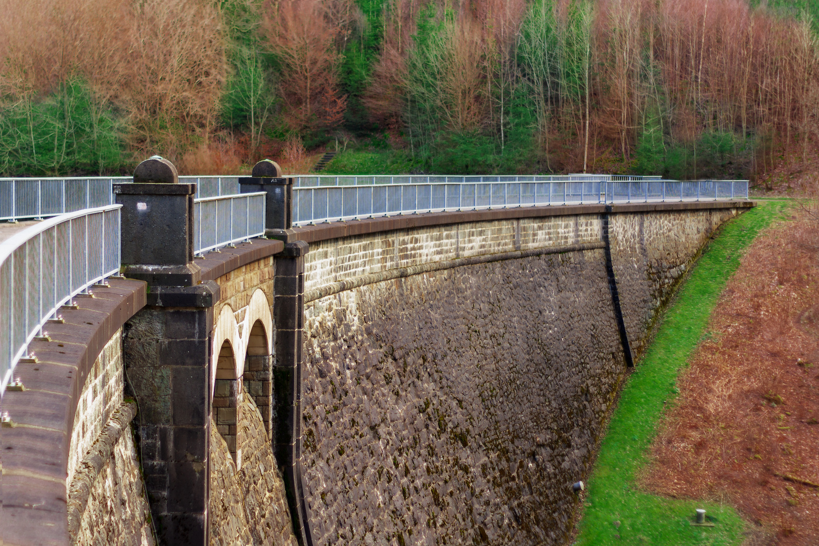 Staumauer der Jubach