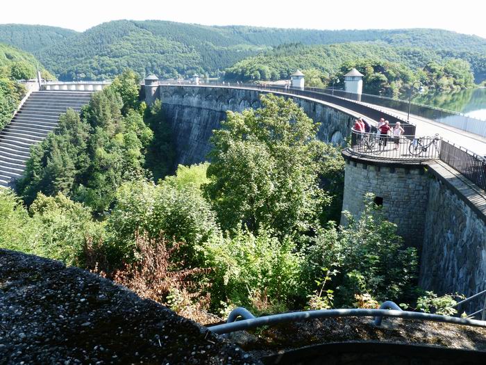 Staumauer der Urfttalsperre