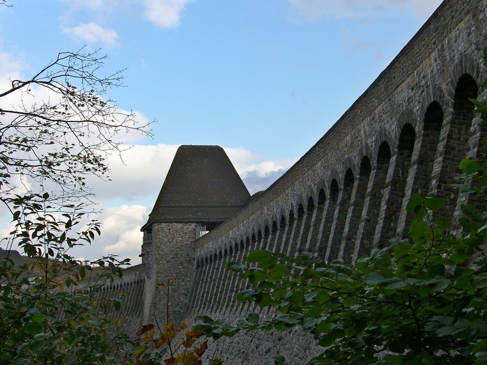 Staumauer des Möhnesees