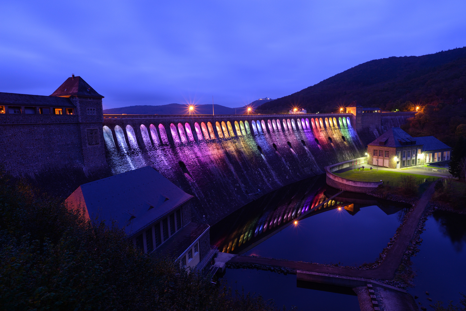 Staumauer mit Regenbogenfarben 2014