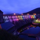 Staumauer mit Regenbogenfarben 2014