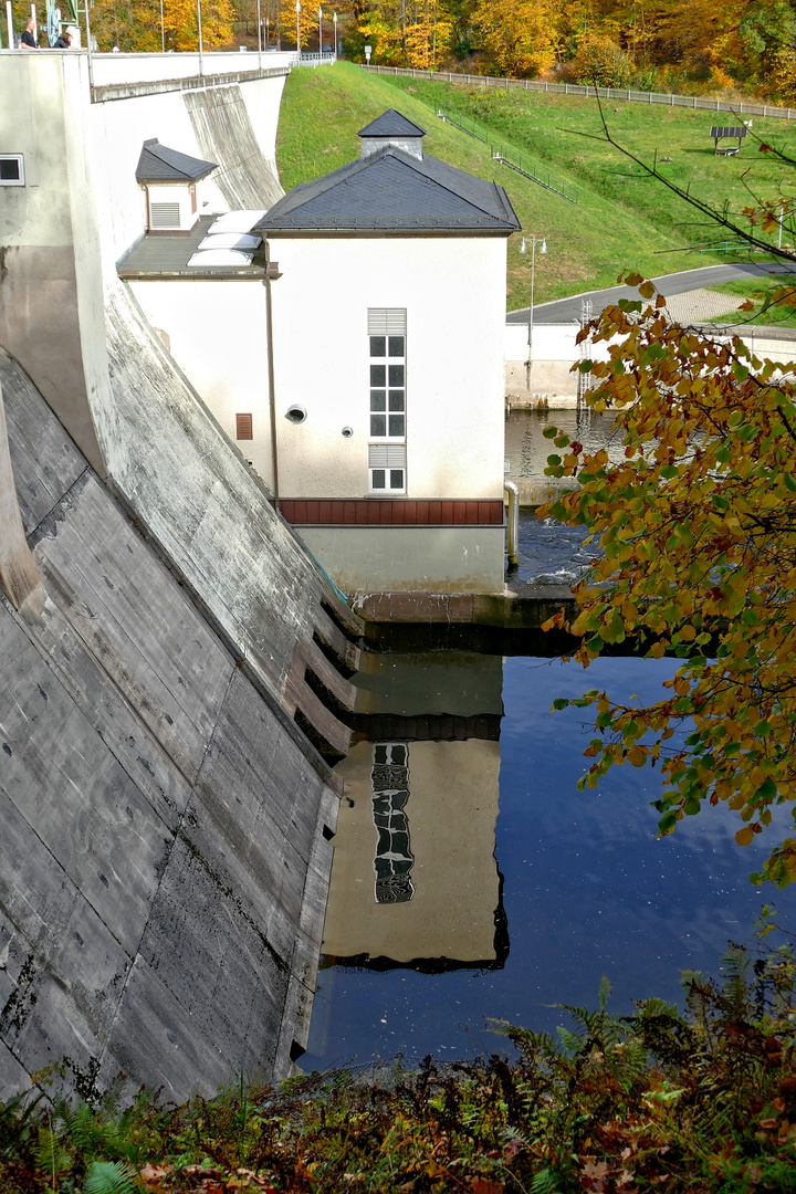 Staumauer mit Turbinenhaus