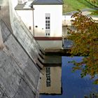 Staumauer mit Turbinenhaus