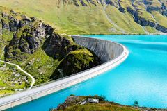 Staumauer und türkis Wasser